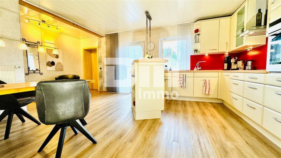 Ein bis Zweifamilienhaus mit 2 Terrassen, Garage und angelegtem Gartenbereich - OG Wohnküche mit EBK / Zugang Terrasse